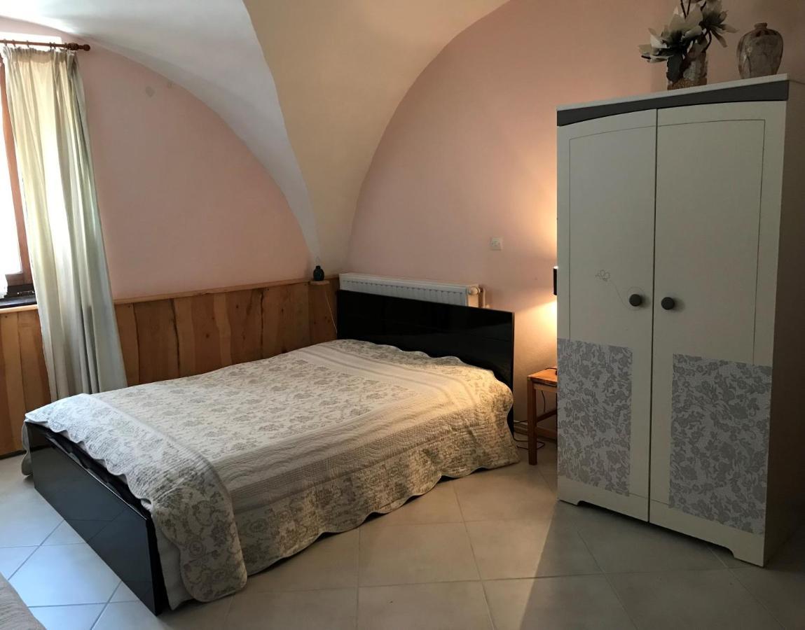 Le Rocher Des Ducs, Vue Sur Montagne, Abris Voitures Et Motos Bed & Breakfast
