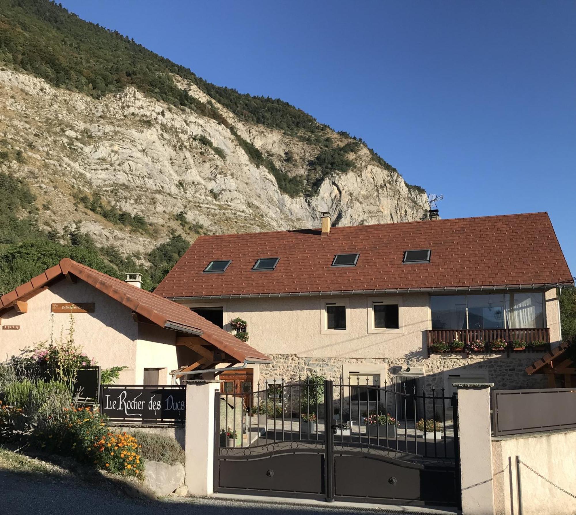 Le Rocher Des Ducs, Vue Sur Montagne, Abris Voitures Et Motos * Le Glaizil