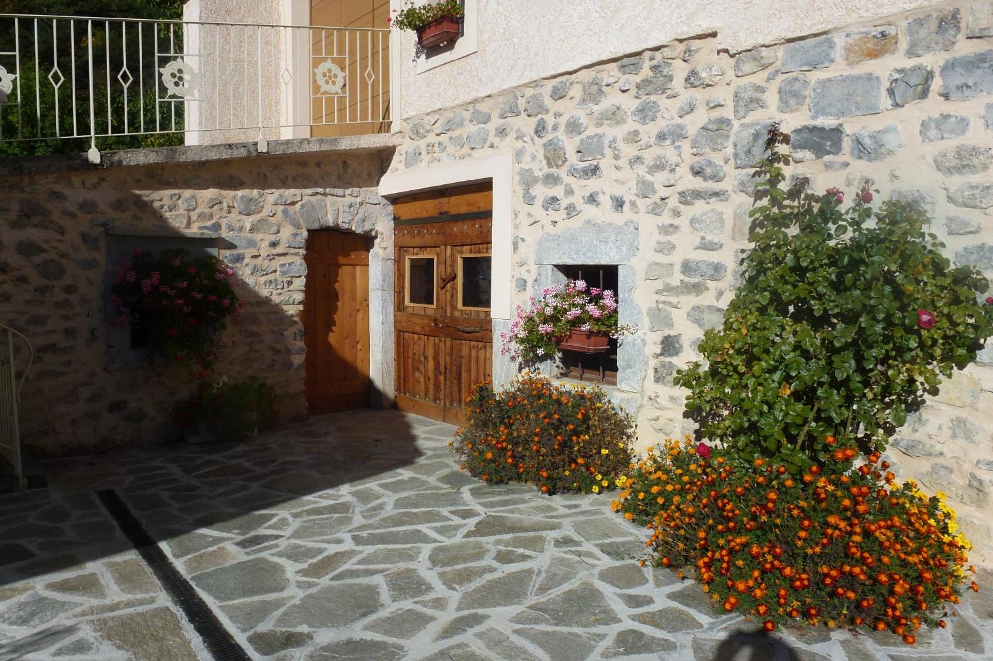 Bed & Breakfast Le Rocher Des Ducs, Vue Sur Montagne, Abris Voitures Et Motos Le Glaizil