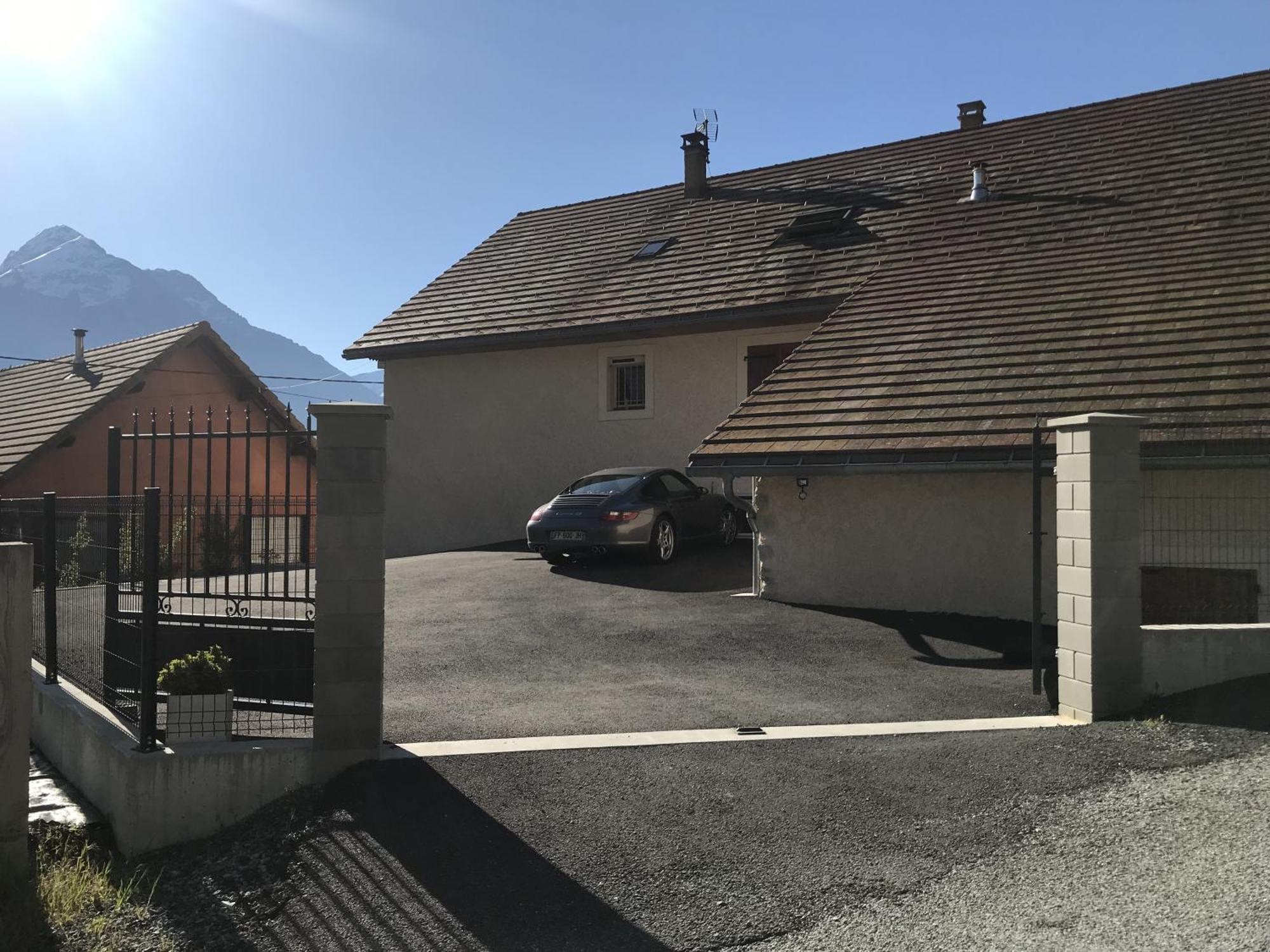 Le Rocher Des Ducs, Vue Sur Montagne, Abris Voitures Et Motos Bed & Breakfast
