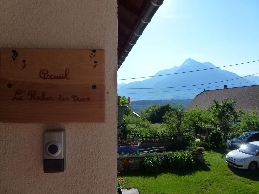 Le Rocher Des Ducs, Vue Sur Montagne, Abris Voitures Et Motos