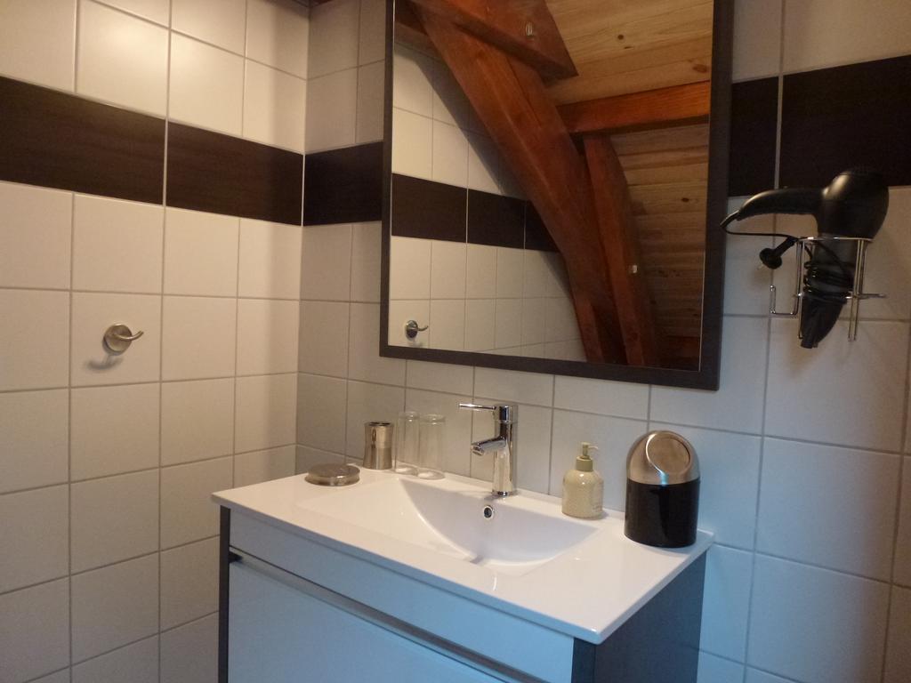 Bed & Breakfast Le Rocher Des Ducs, Vue Sur Montagne, Abris Voitures Et Motos Le Glaizil
