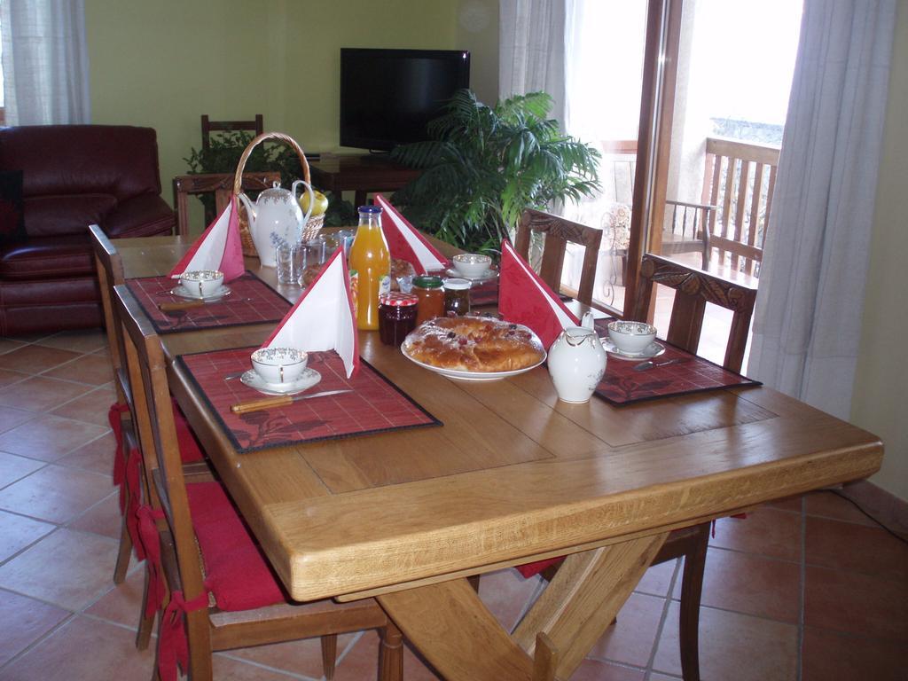 Bed & Breakfast Le Rocher Des Ducs, Vue Sur Montagne, Abris Voitures Et Motos Le Glaizil