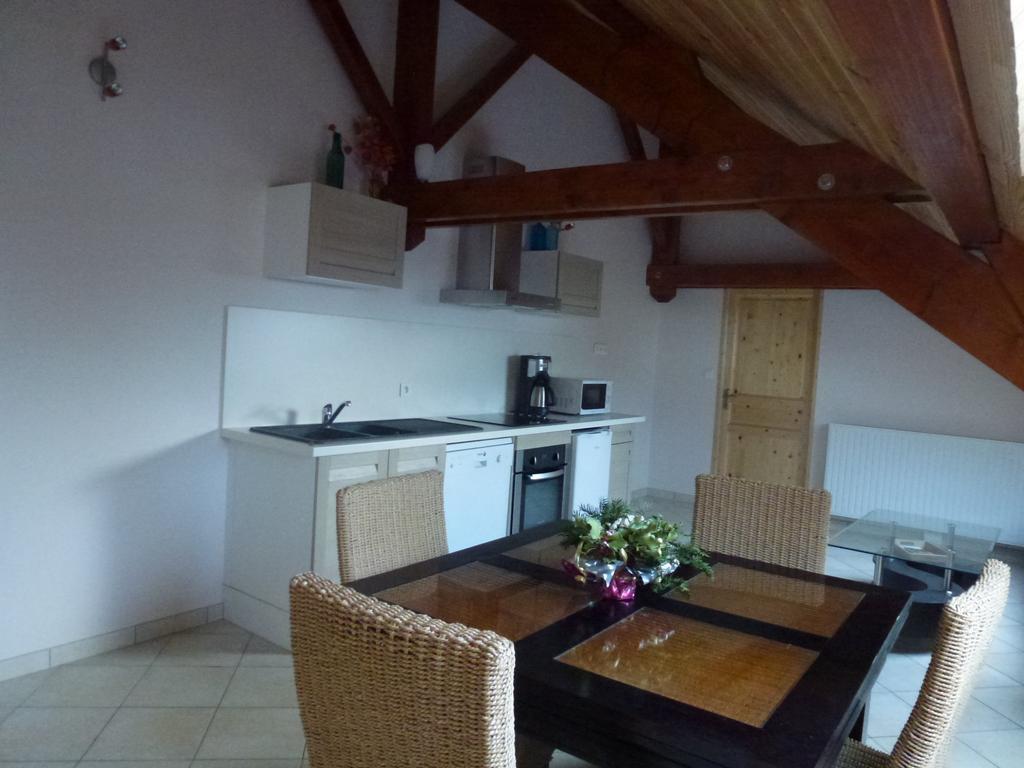 Bed & Breakfast Le Rocher Des Ducs, Vue Sur Montagne, Abris Voitures Et Motos Le Glaizil
