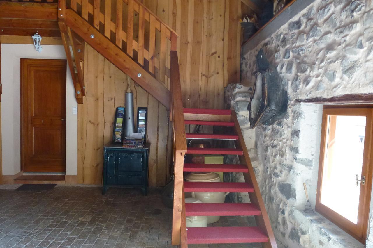 Bed & Breakfast Le Rocher Des Ducs, Vue Sur Montagne, Abris Voitures Et Motos Le Glaizil